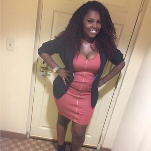 Dress with no sleeves and zipper down the middle